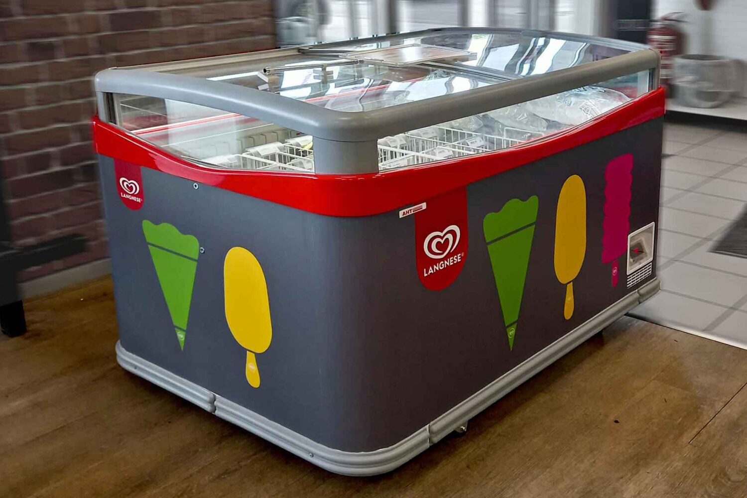 foliendruck5 Beschriftungsarbeiten an Schaufensterflächen, Beklebung mit Digitaldruck Langnese Frankfurt