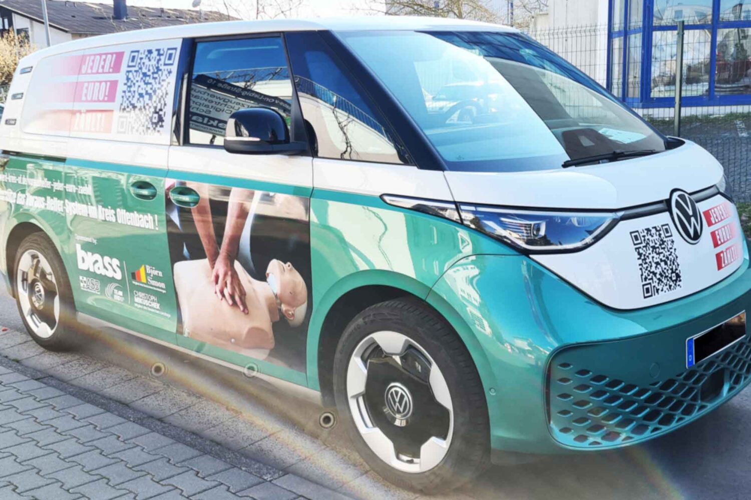 ibuzz-Vollverklebung-mit-Digitaldruck Fahrzeugbeschriftung für Autohaus Vollverklebung mit Digitaldruck Lieferwagen vor unserer Halle in Dietzenbach