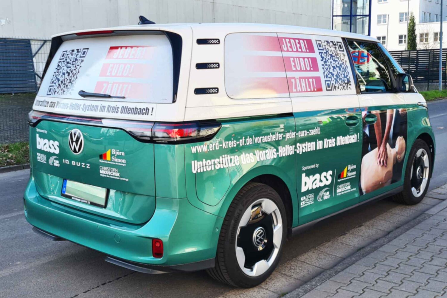 ibuzz-Vollverklebung-mit-Digitaldruck2 Fahrzeugbeschriftung für Autohaus Vollverklebung mit Digitaldruck Lieferwagen vor unserer Halle in Dietzenbach