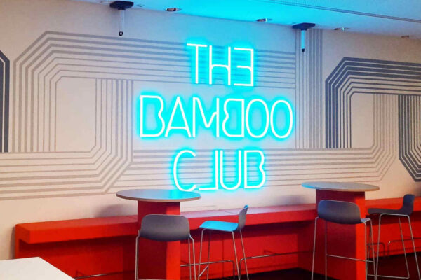 Leuchtreklame im Neonlook