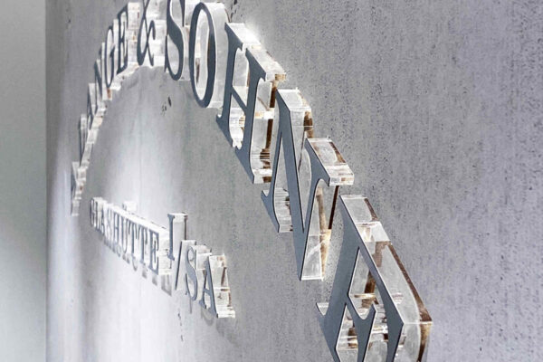 Indirekt beleuchtete Buchstaben in Wandverkleidung, Lasergeschnittene Vollacrylbuchstaben