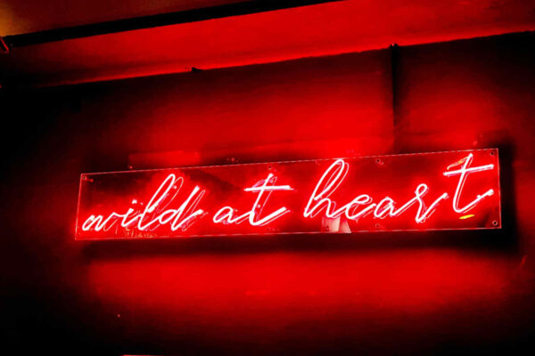 beleuchtetes Schild in Neonlook