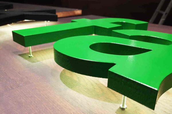 leuchtreklame-leuchtbuchstaben-frankfurt-4 Lichtwerbeanlage Vollacryl Einzelbuchstaben mit Led als Rückleuchter auf Holzplatte für Geschäft in Frankfurt Skyline Plaza