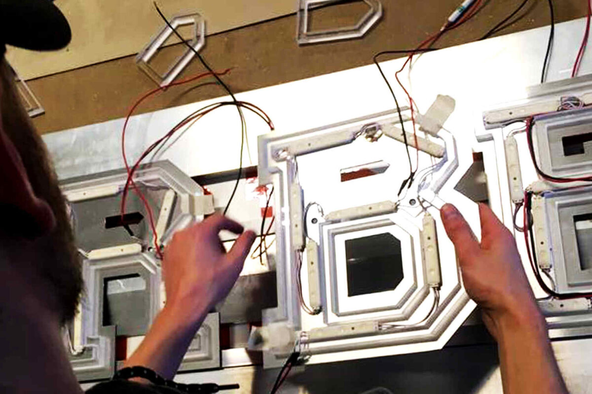 Bau einer Leuchtreklame und Lichtwerbeanlagen in Frankfurt mit LED Modulen