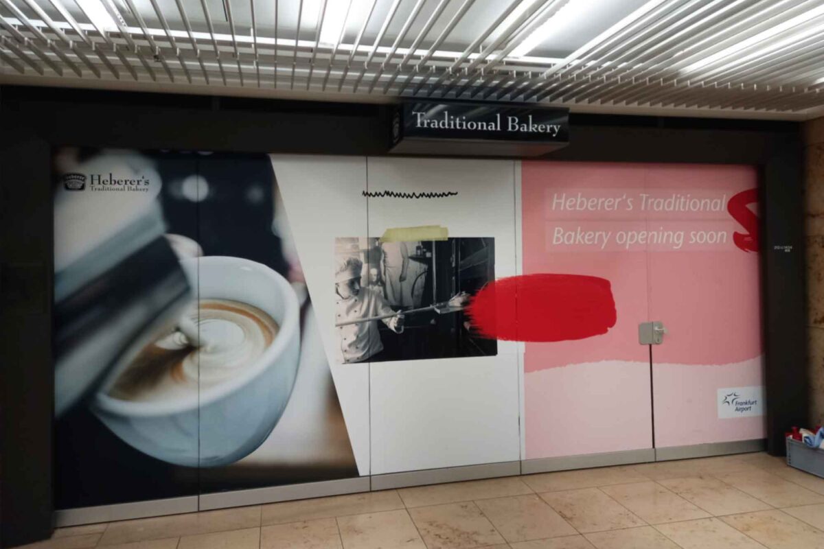 Schaufensterbeklebung für Wiener Feinbäckerei in Frankfurt Flughafen