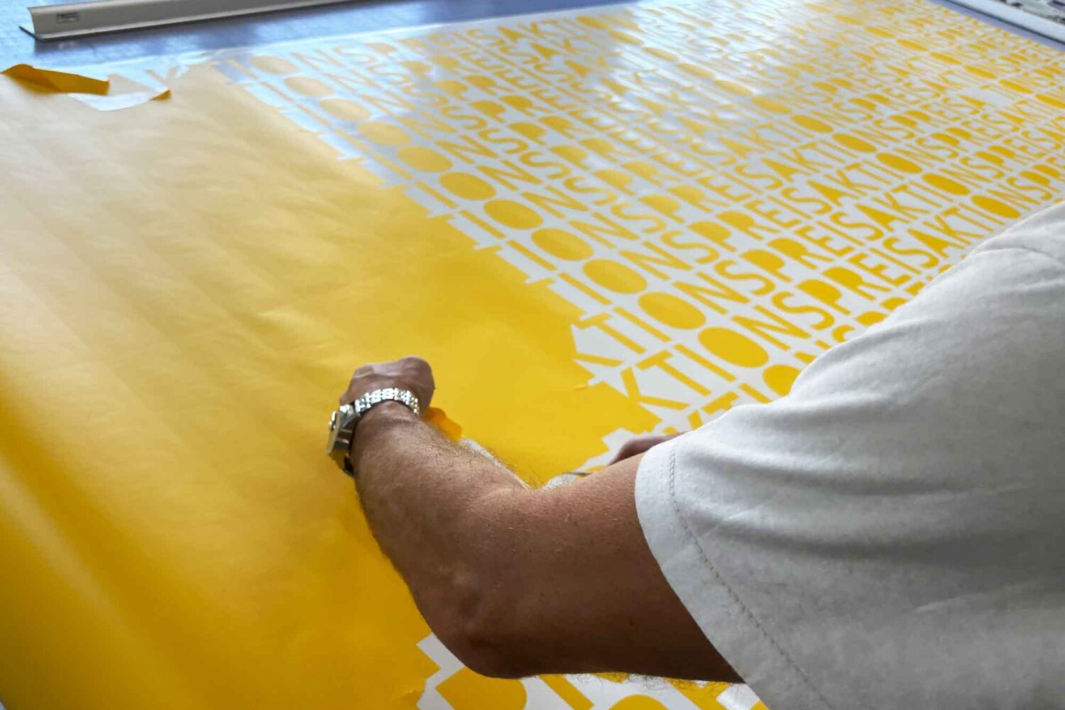 Aufkleber-als-Folienplotts Entgittern von Aufklebern Titel Aktionspreis für Autohaus Werbeaktionen Aufkleber Gelb