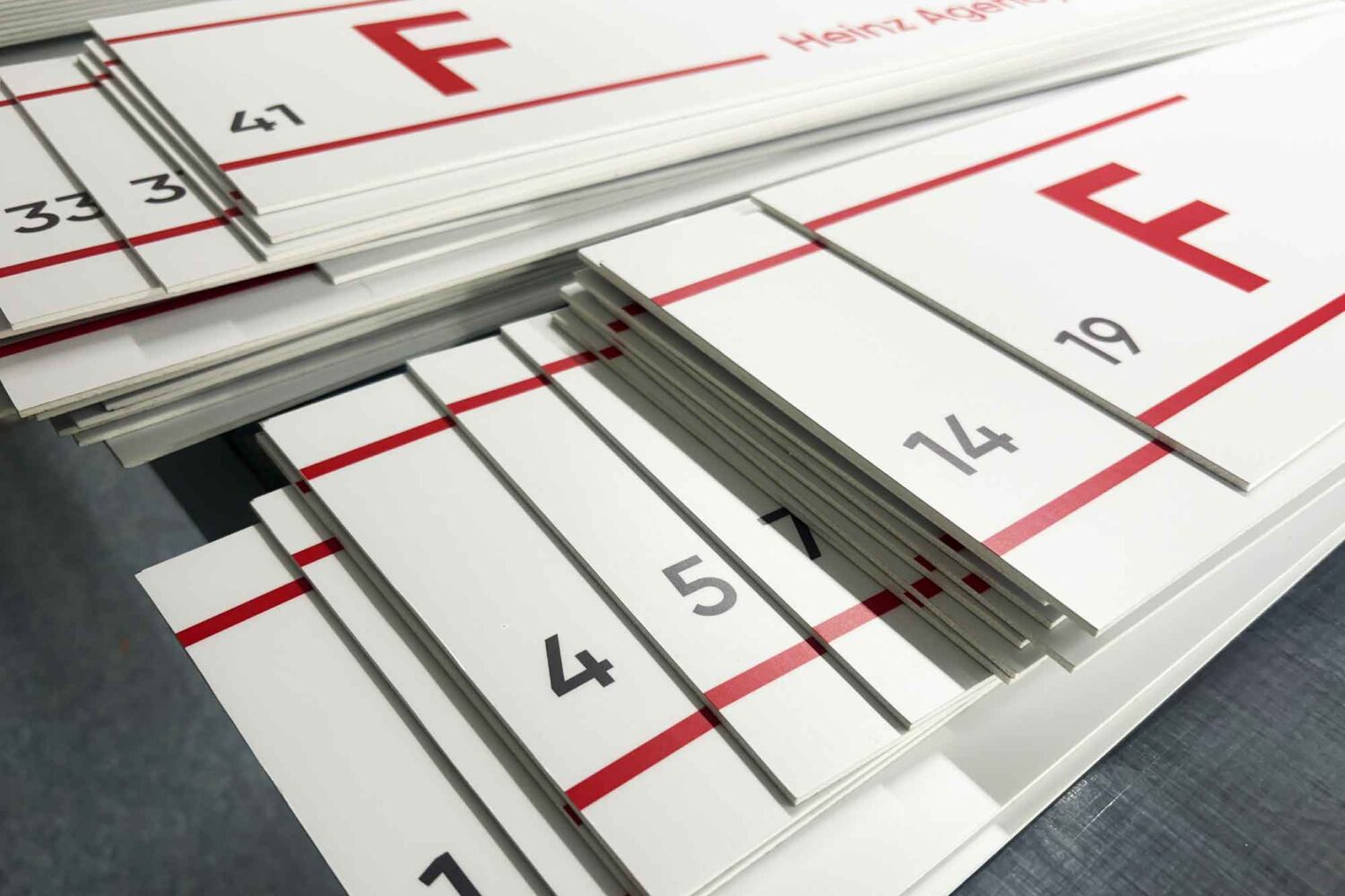 Aufkleber-im-Nutzen Drucken von Aufklebern in Pink mit Passermarkenzuschnitt Zuschnitt als Rechteck im Nutzen