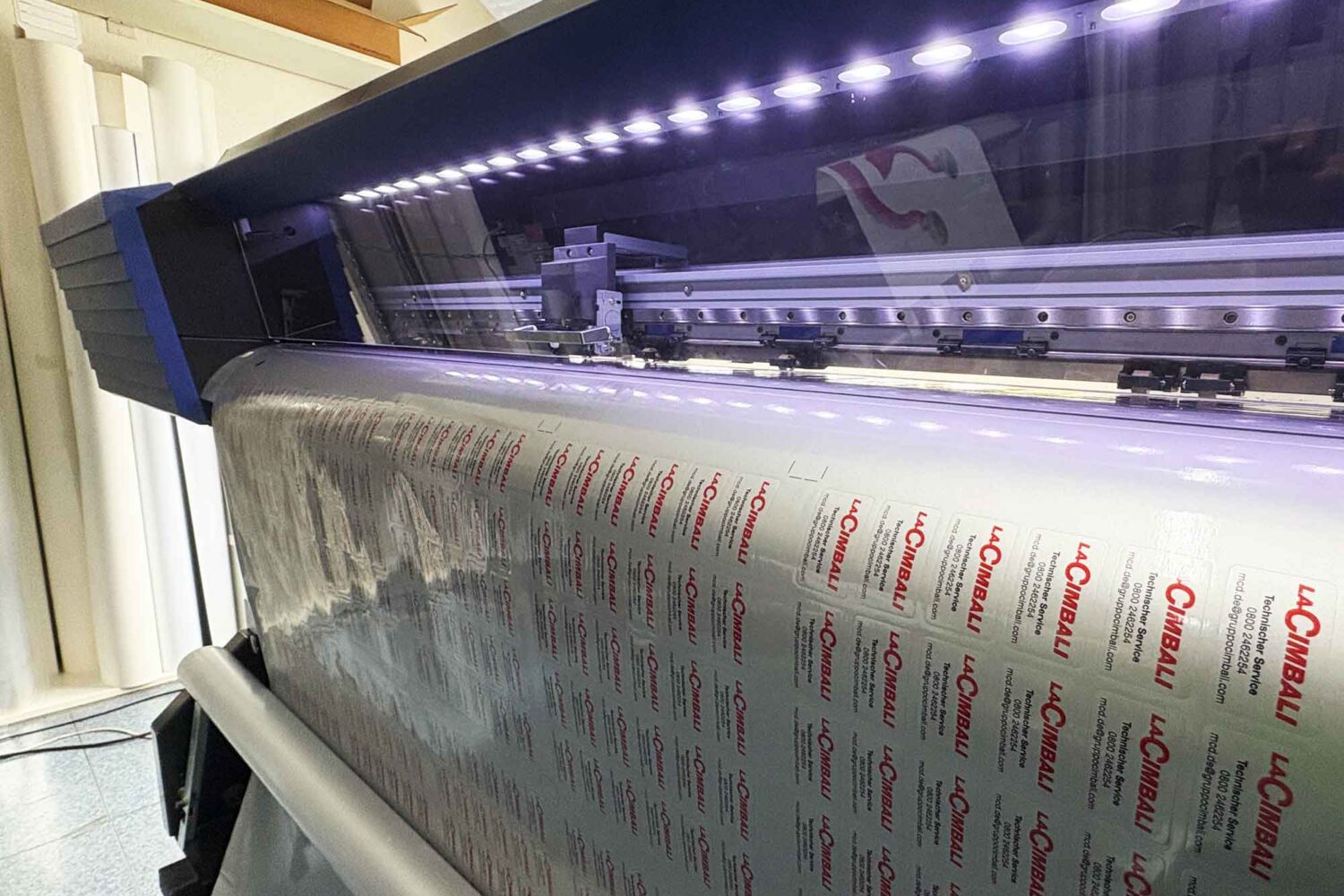 Aukleberdruck-in-Mengenauflagen Druckmaschine Roland VG2 640 beim Drucken von Etiketten Silbern für Cimbali Kaffeemaschienen