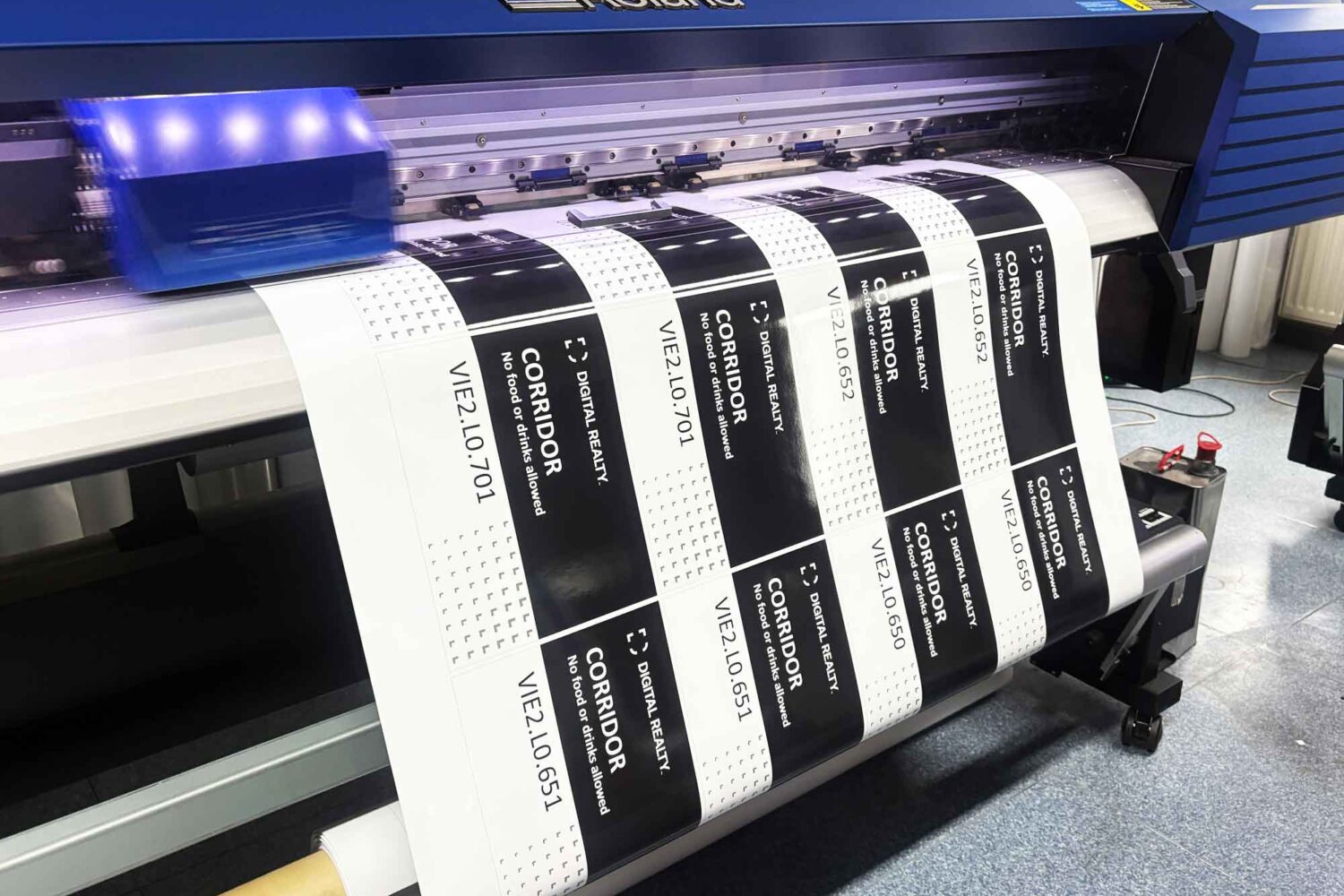 Digitaler-Aufkleberdruck-mit-Roland Druckmaschine Roland VG2 640 beim Drucken von Aufklebern