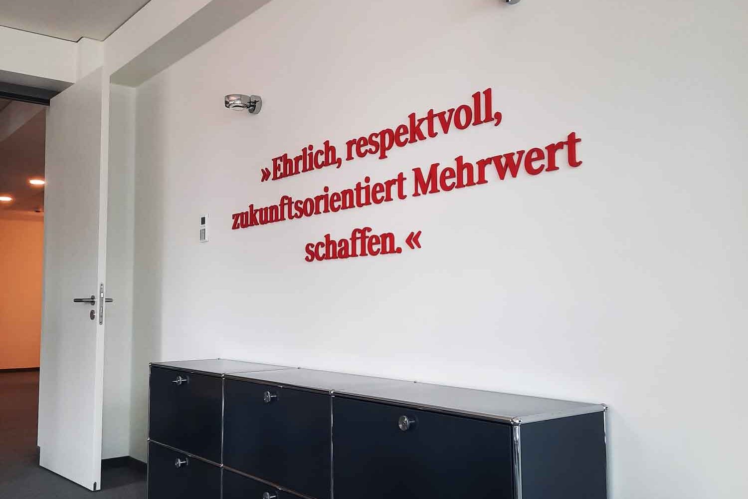 Einzelbuchstaben Schriftzug aus Einzelbuchstaben 8mm Acrylglas Rot auf Wandfläche geklebt