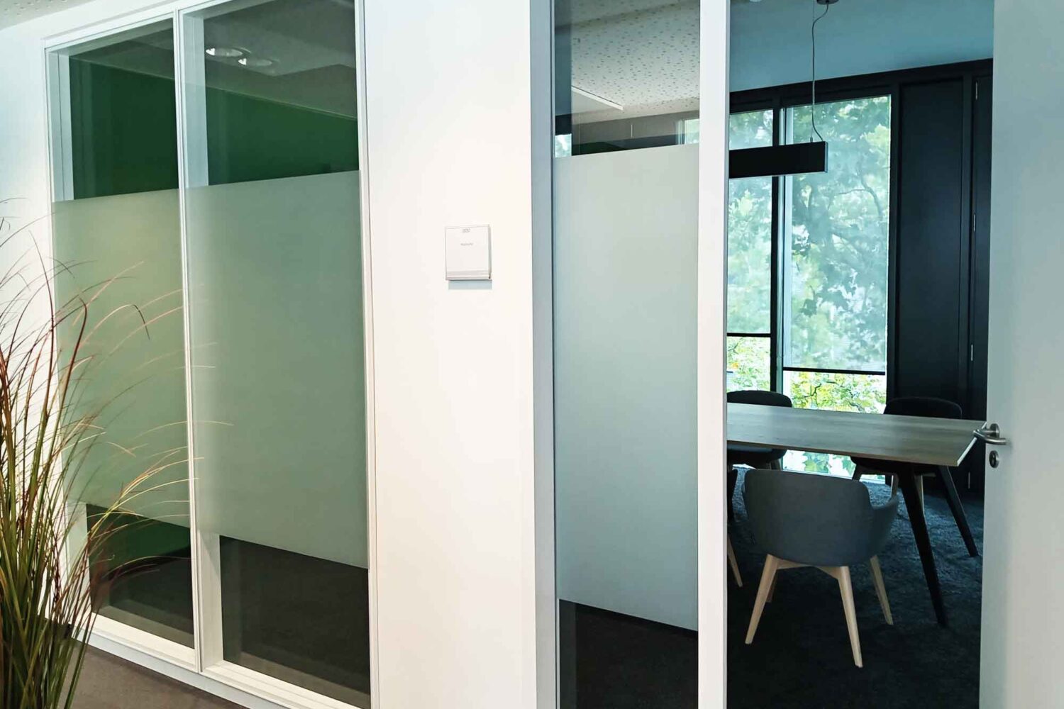 Sichtschutzbeklebung Sichtschutzfolienbeklebung mit Glasdekorfolien auf Glasflächen