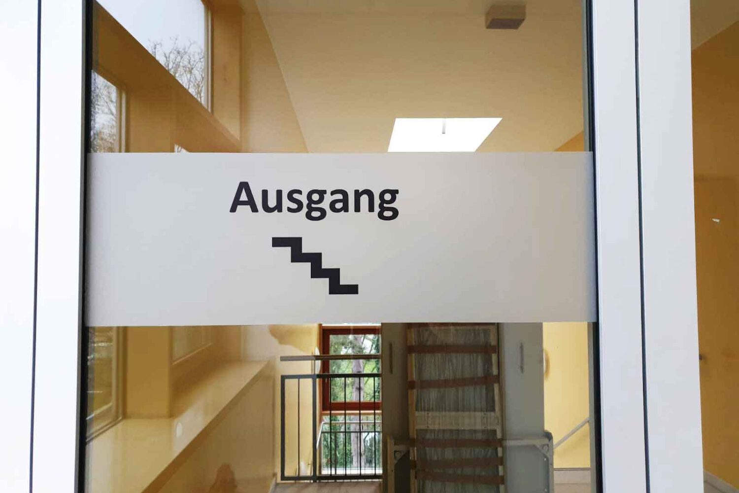 auf-Foliendruck Wegeleitsystem zum Ausgang, Beklebung mit Milchglasfolie