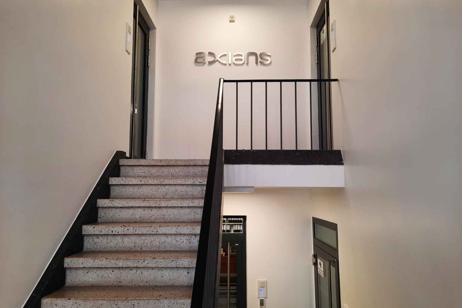 axians Einzelbuchstaben aus Edelstahl gebürstet mit Wandmontage auf Abstand in Hannover