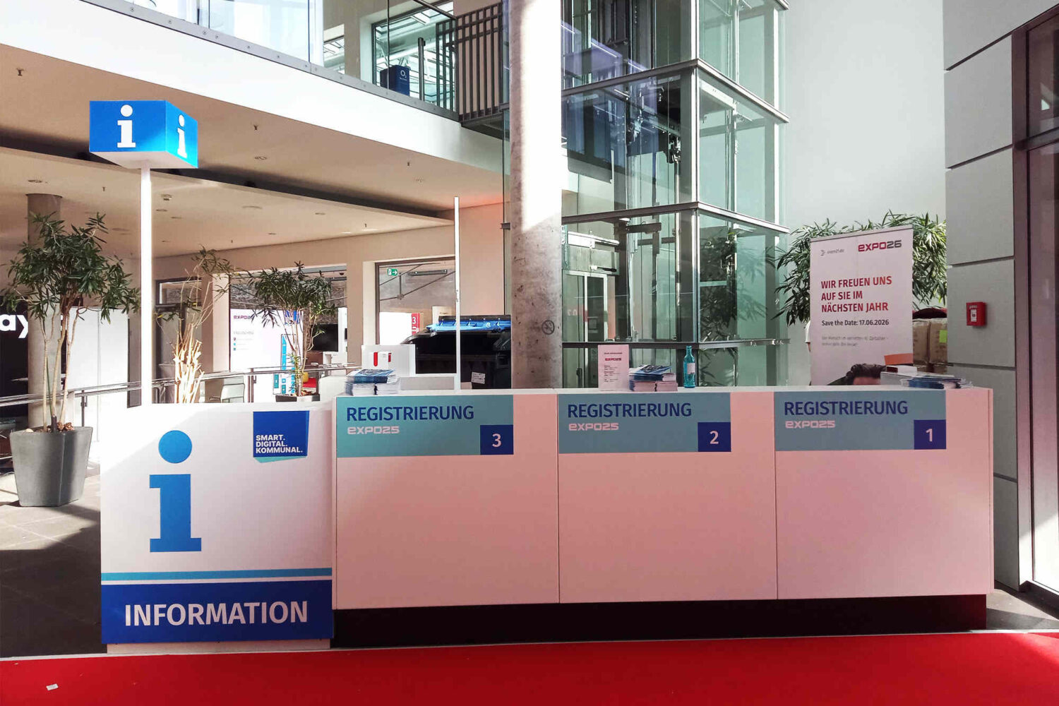 Beschriftung-einer-Messetheke-mit-Digitaldruck Beschriftung-einer-Messetheke-mit-Digitaldruck