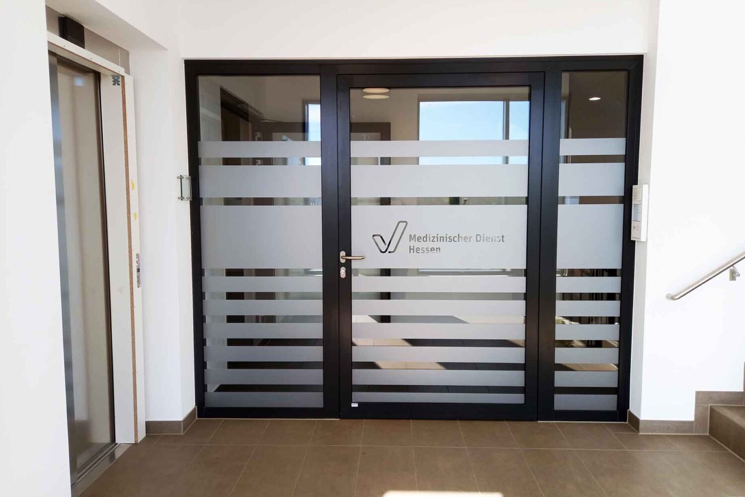 Eingangsbeschriftung-mit-Glasdekor-Streifendekor-in-Wiesbaden Eingangsbeschriftung-mit-Glasdekor-Streifendekor-in-Wiesbaden