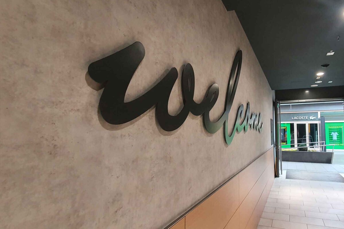 Eingangsflur-mit-Möelfolie-und-Schriftzug-Welcome-in-Schwarz