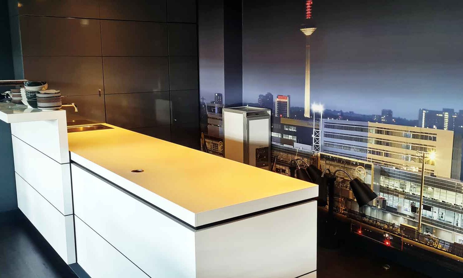 Eintracht-Launch-mit-Küchenzeile-Foliert-in-Möbelfolie-weiß Eintracht-Launch-mit-Küchenzeile-Foliert-in-Möbelfolie-weiß