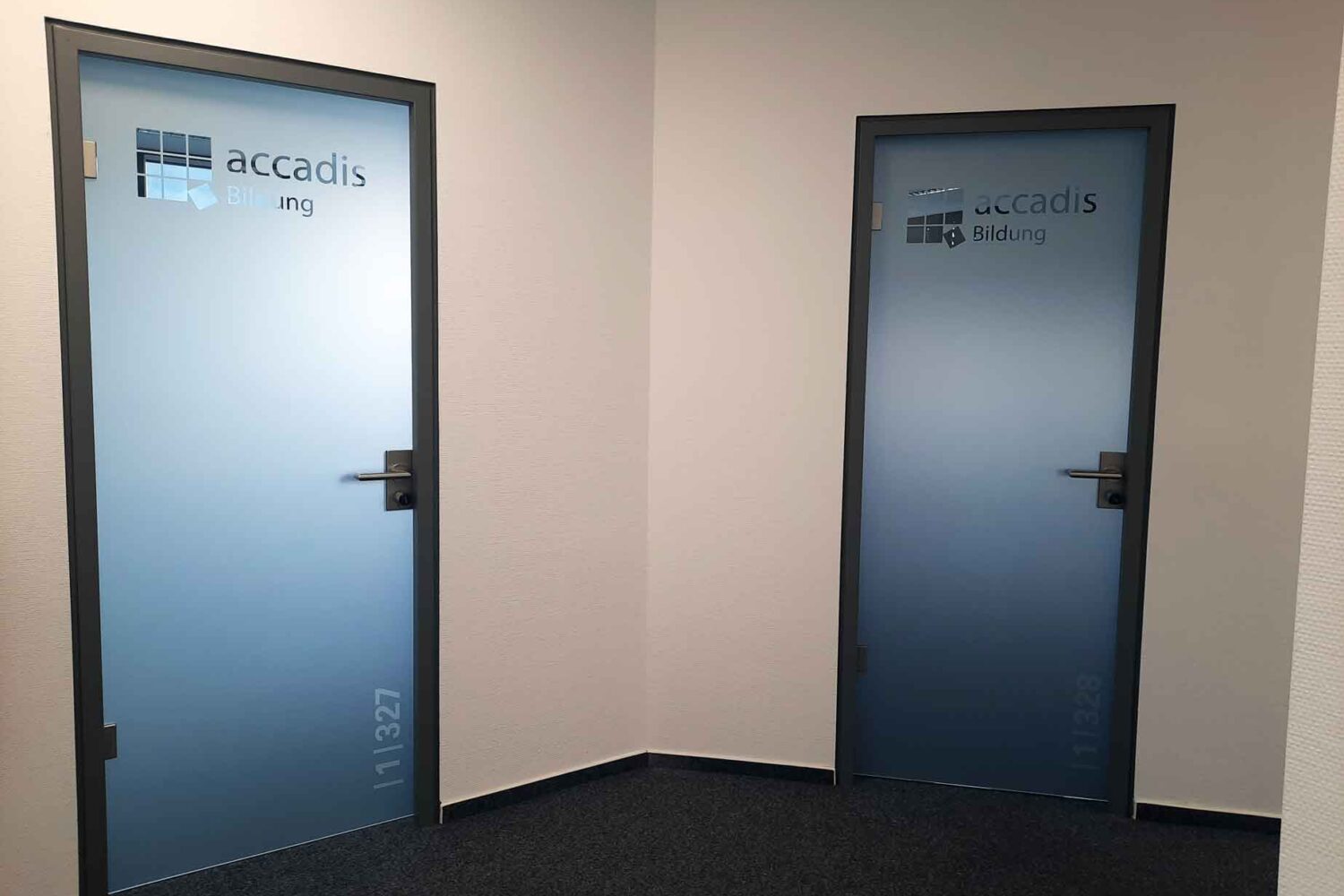 Glasdekorbeschriftung-als-Sichtschutz-2 Glasdekorbeschriftung-als-Sichtschutz-2