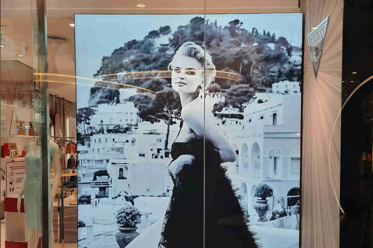 Leuchtbox-mit-Kederrahmen-hinter-Schaufensterdekorationen Leuchtbox-mit-Kederrahmen-hinter-Schaufensterdekorationen