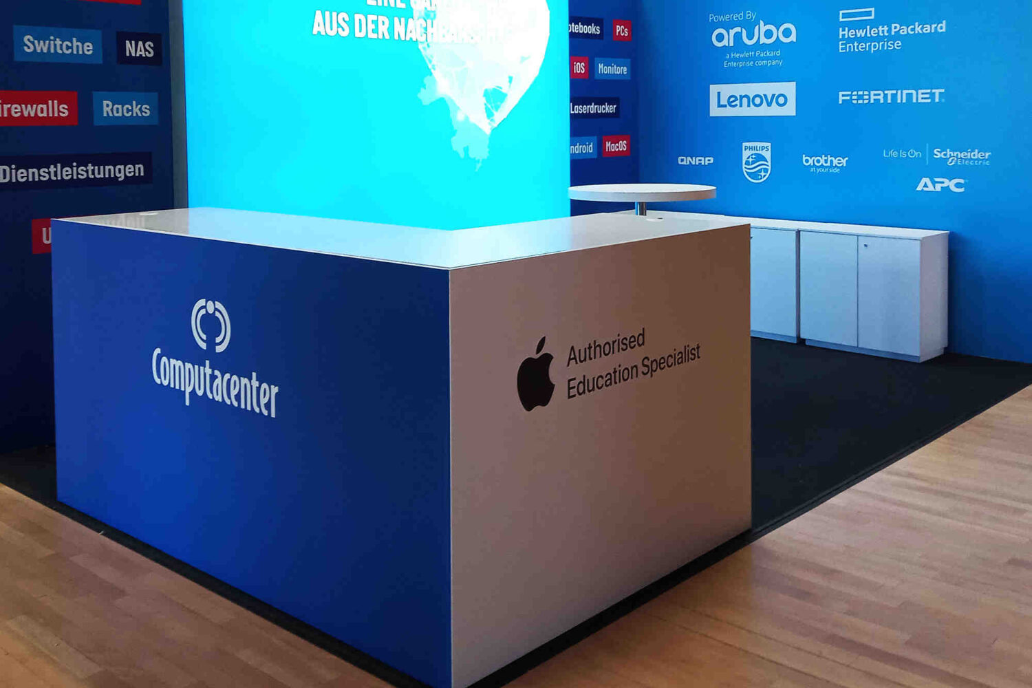 Messetheke-mit-Folienplotts-beschriftet Messetheke-mit-Folienplotts-beschriftet