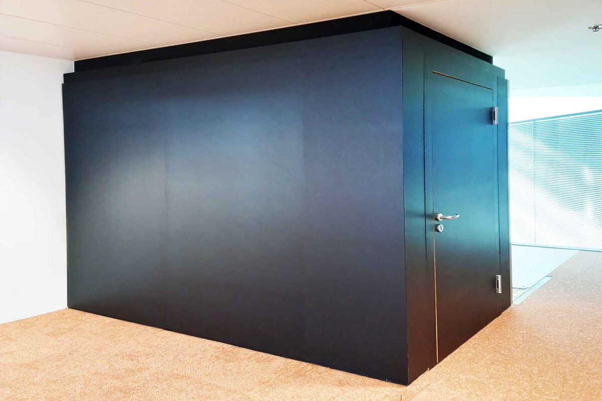 Moebelfolie-auf--Holzplatten-Schwarze-Flaechejpg