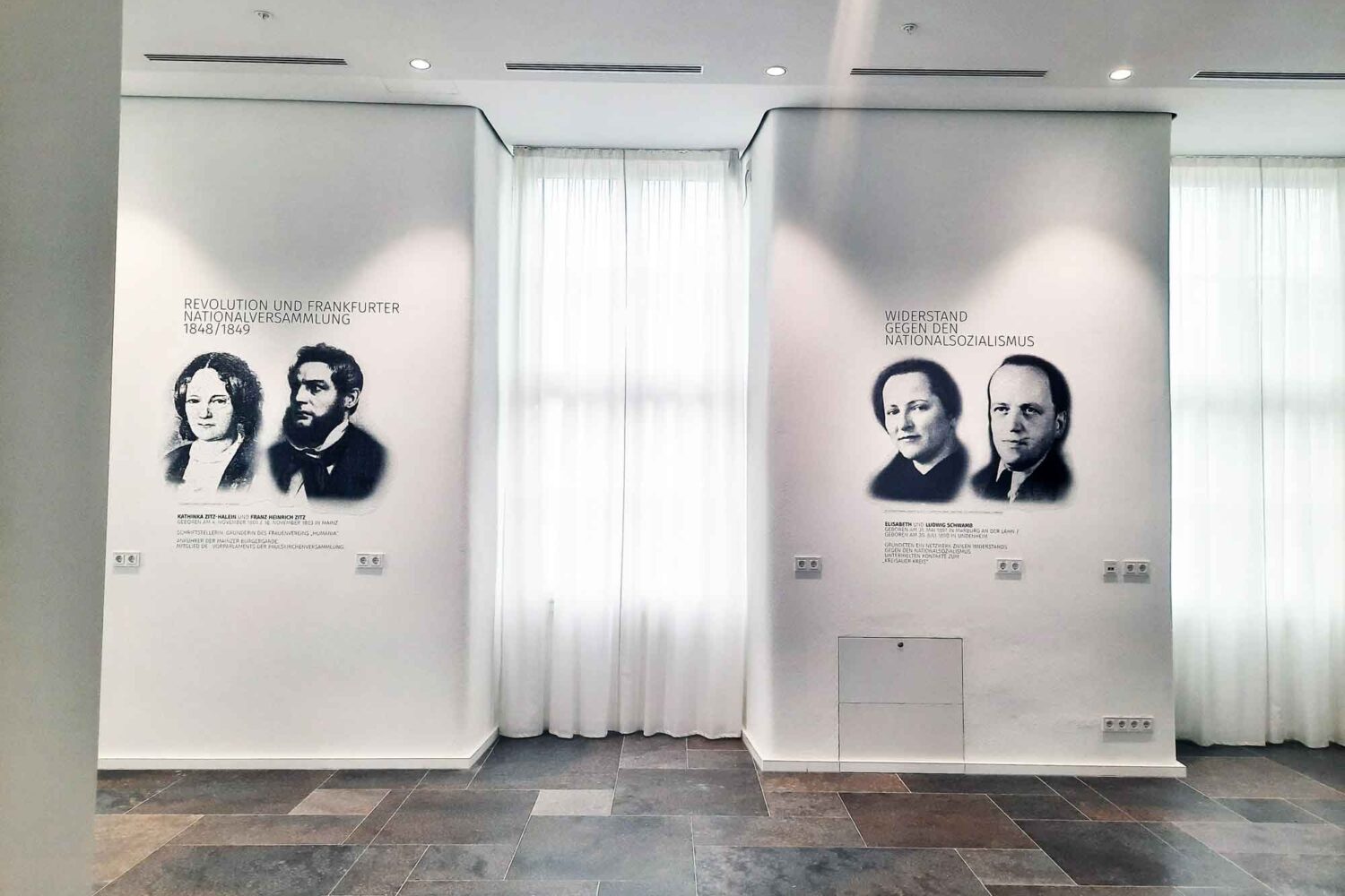 Raumgrafiken-im-Landtag-in-Main-mit-Folientechnik-auf-Rauhen-Putz2 Raumgrafiken-im-Landtag-in-Main-mit-Folientechnik-auf-Rauhen-Putz2