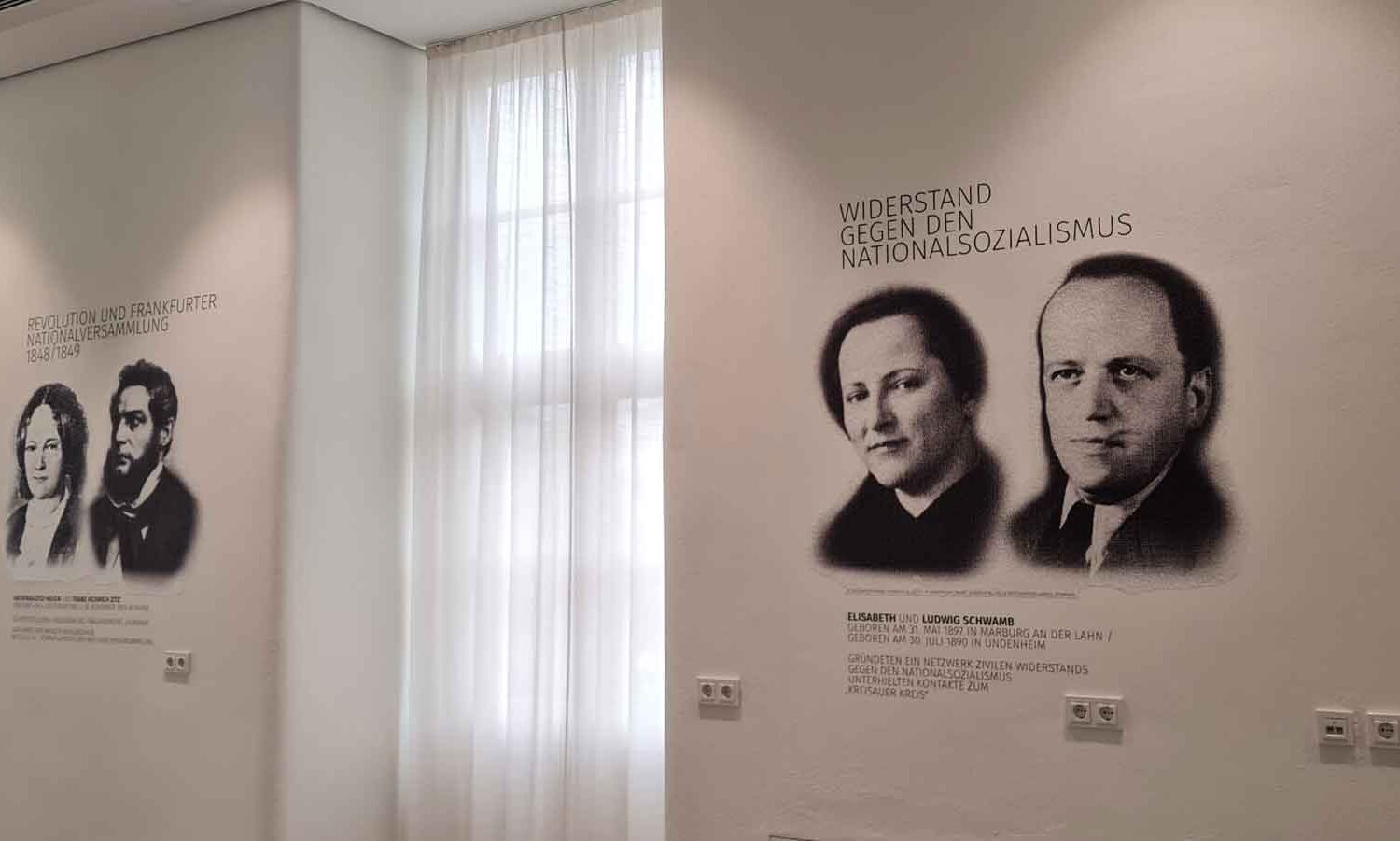 Raumgrafiken-im-Landtag-in-Main-mit-Folientechnik-auf-Rauhen-Putz4 Raumgrafiken-im-Landtag-in-Main-mit-Folientechnik-auf-Rauhen-Putz4