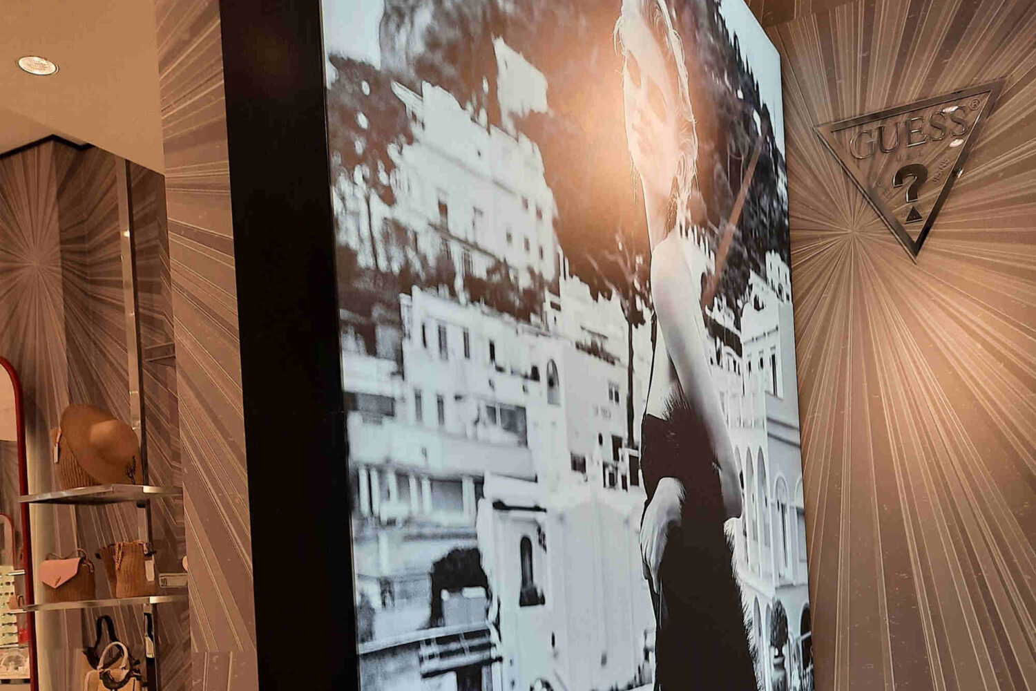 Spanntuchanlage-mit-Digitaldruck-und-Kedersystem-zum-leichten-Motivwechsel Spanntuchanlage-mit-Digitaldruck-und-Kedersystem-zum-leichten-Motivwechsel