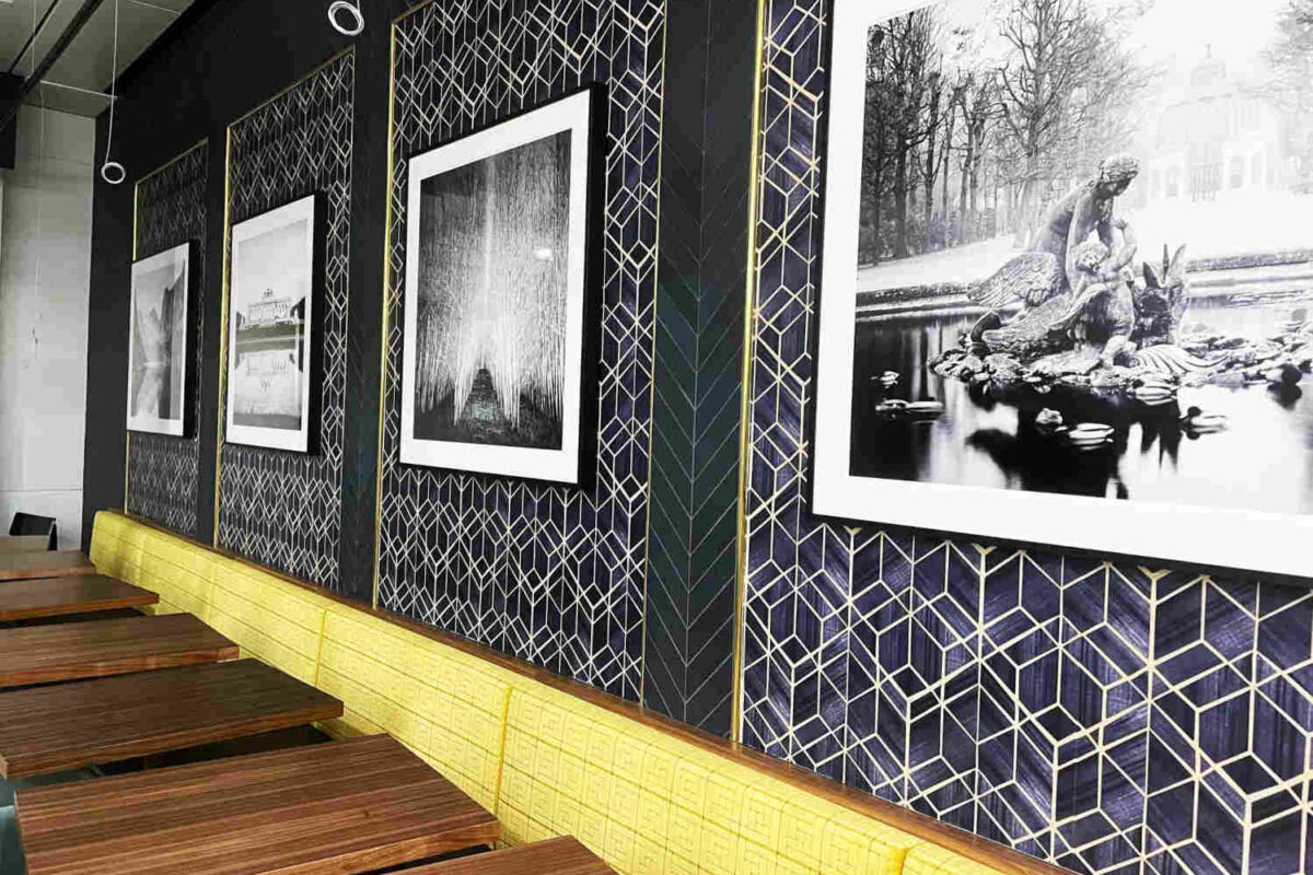 Wandgestaltung-mit-Fototapete-und-Bilderdrucken-fuer-Wolfgang-Puck-am-Flughafen-in-Wien-1