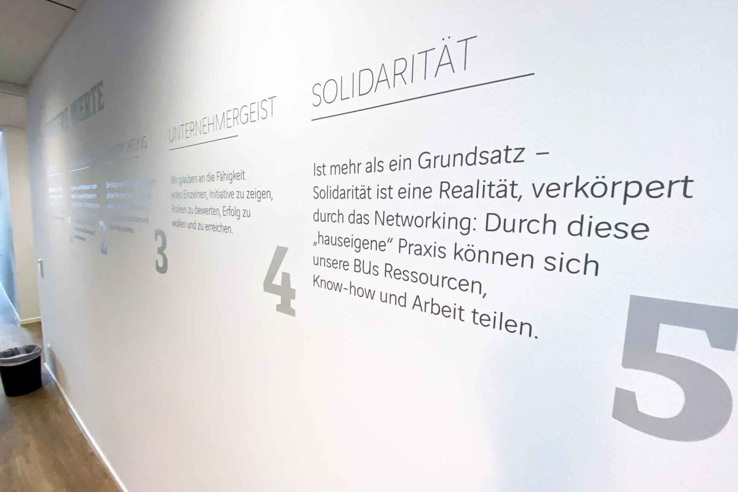 axians--Wandgestaltung-mit-Folienplotts-als-Einzelbuchstaben axians--Wandgestaltung-mit-Folienplotts-als-Einzelbuchstaben