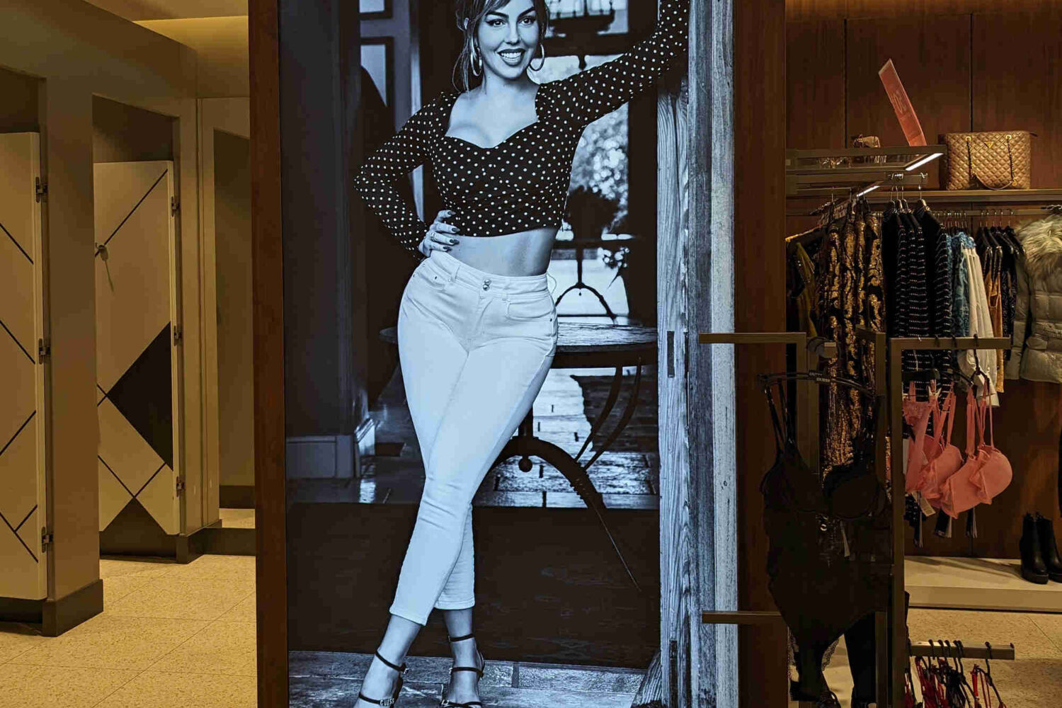 freistehende-Spanntuchanlage-mit-Digitaldruck-und-Kedersystem-zum-leichtef-Motivwechsel-im-Einkauf freistehende-Spanntuchanlage-mit-Digitaldruck-und-Kedersystem-zum-leichtef-Motivwechsel-im-Einkauf