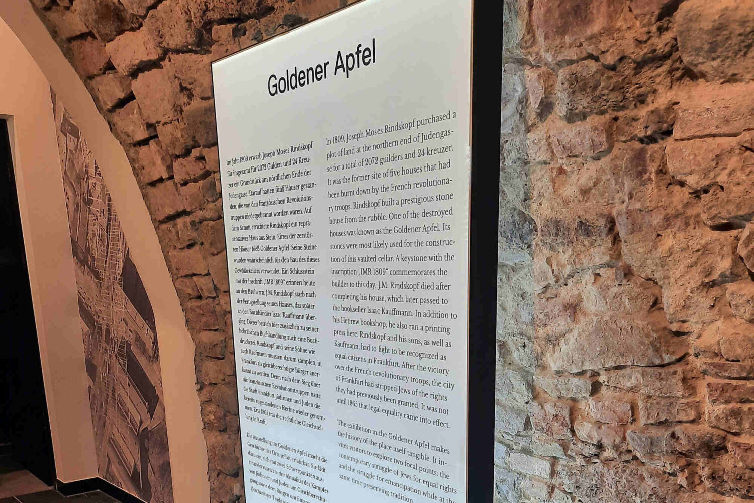 freistehende-Spanntuchanlage-mit-Digitaldruck-und-Kedersystem-zum-leichten-Motivwechsel freistehende-Spanntuchanlage-mit-Digitaldruck-und-Kedersystem-zum-leichten-Motivwechsel